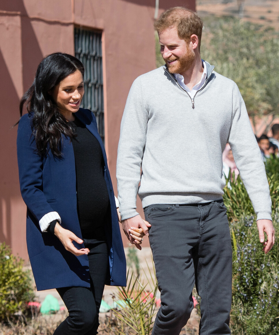 OMSORGSFULL: Prins Harry passer svært godt på sin gravide kone og holder henne trygt i hånden hvor enn de går.