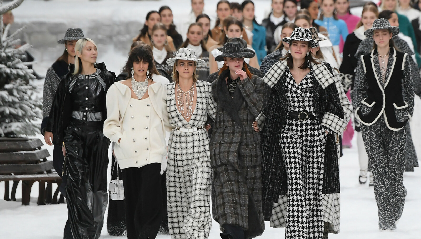 EMOSJONELT ØYEBLIKK: Flere av modellene på catwalken under Chanels FW19/20-show tørket tårer. Det var den siste kolleksjonen Karl Lagerfeld designet før sin død 19. februar i år.