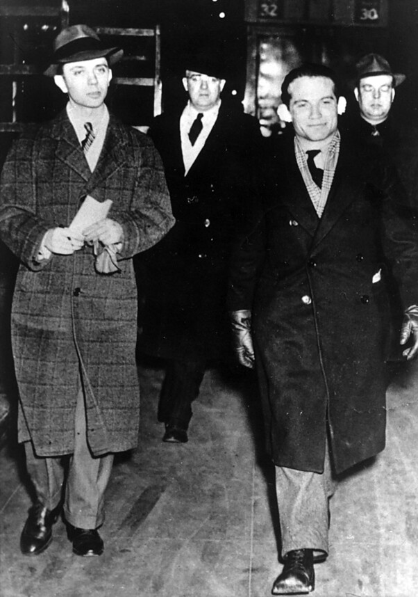 <b>FRI:</b> I New York kunne von Werra (nr. 2 fra høyre) endelig gå som fri mann på gaten. Ørene er fortsatt bandasjert etter frostskadene han fikk da han krysset St. Lawrence-elven inn til USA.