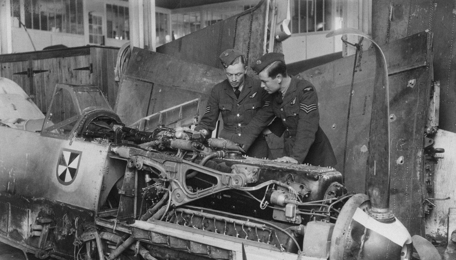 <b>INTERESSANT FANGST:</b> Personell fra RAF undersøker vraket av von Werras Messerschmitt.
