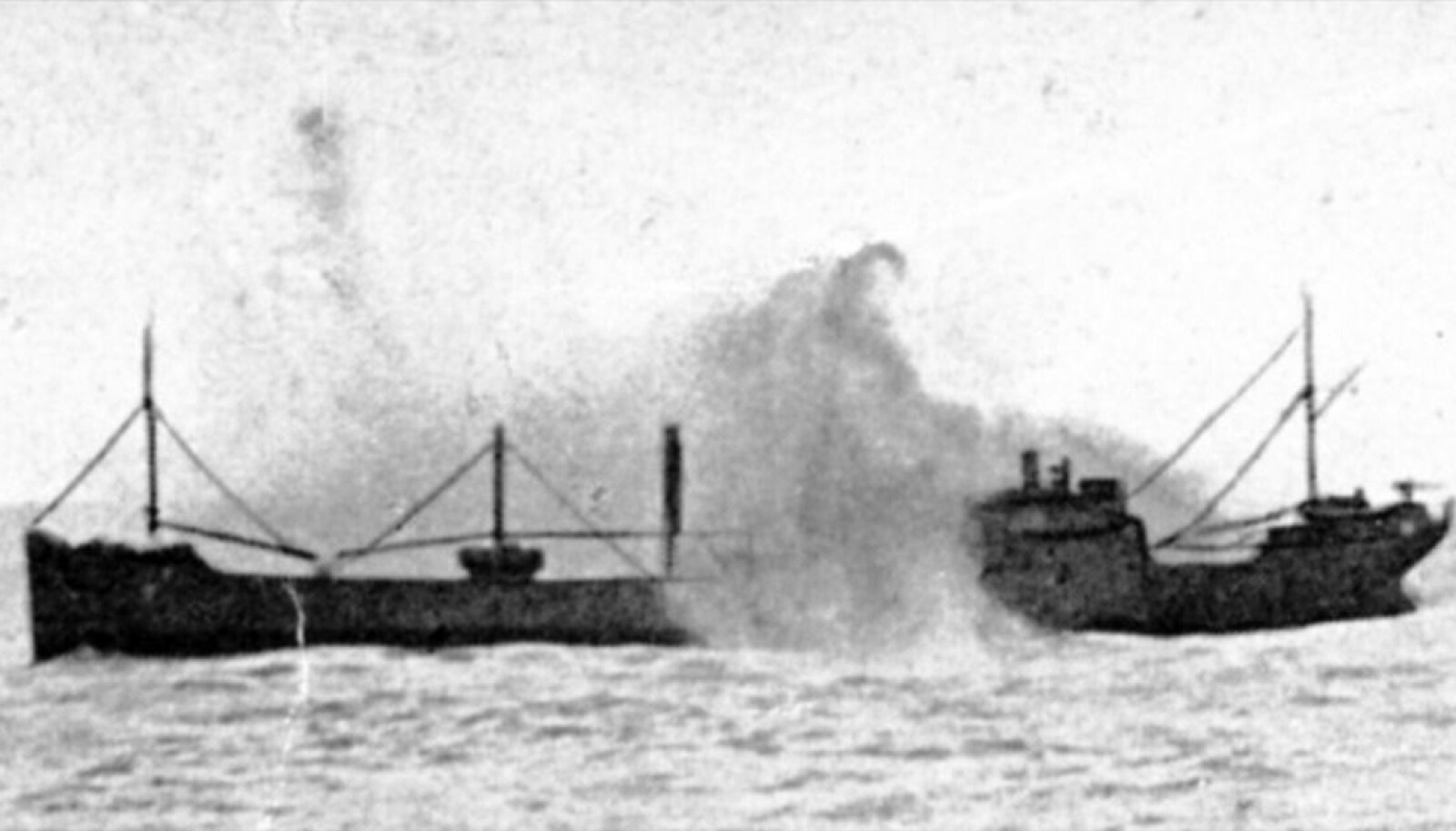 <b>TRUFFET:</b> Dette bildet er tatt av en krigsfotograf og viser torpederingen av det norske handelsskipet MS «Borgestad». Bildet er lånt av Erling Skjold.