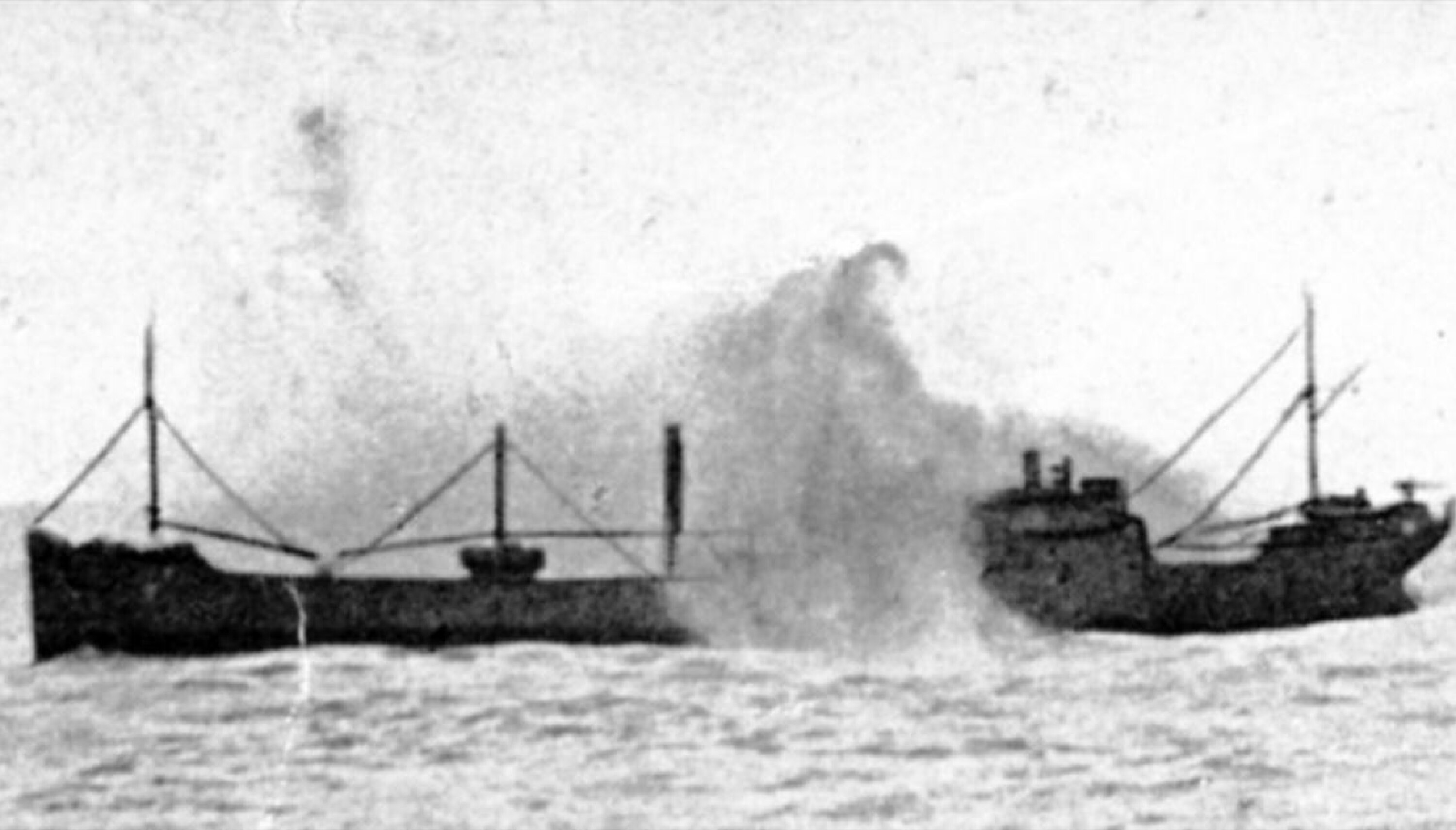 TRUFFET: Dette bildet er tatt av en krigsfotograf og viser torpederingen av det norske handelsskipet MS «Borgestad». Bildet er lånt av Erling Skjold.