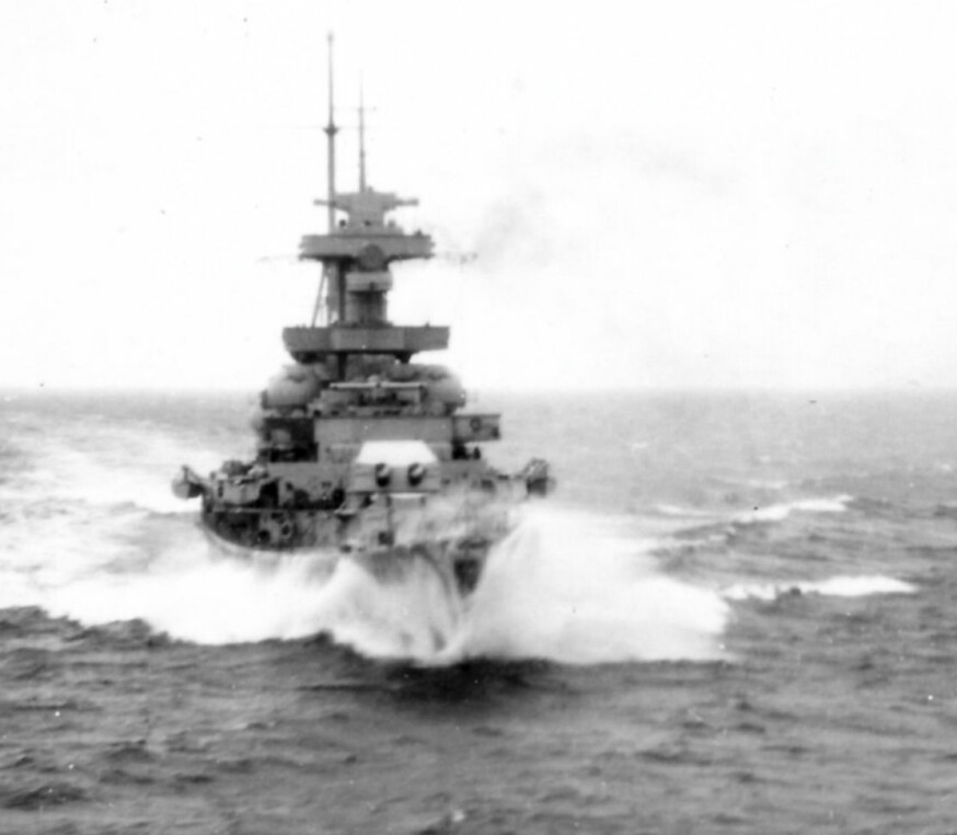 FRYKTINNGYTENDE: Man kan bare tenke seg hvordan det føltes å se drapsmaskinen «Admiral Hipper» komme mot seg.