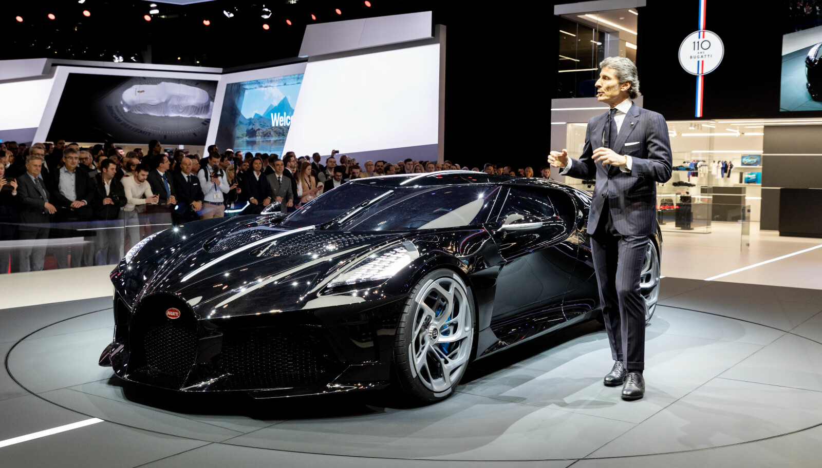 <b>LA VOITURE NOIRE:</b> Den meget sjeldne Bugatti-en ble presentert på Genève-utstillingen av Bugatti-president Stephan Winkelmann.