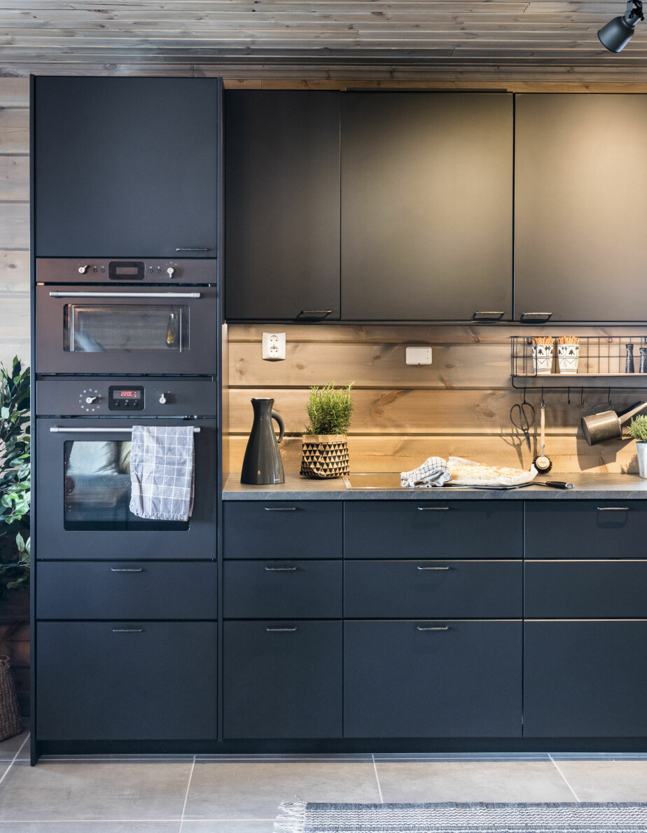 Kjøkkenet er kjøpt nytt på Ikea fordi familien ikke fant noe gjenbrukskjøkken som passet inn, mens komfyren og mikrobølgeovnen er kjøpt brukt. Kjøkkenet er kjøpt nytt på Ikea fordi familien ikke fant noe gjenbrukskjøkken som passet inn, mens komfyren og mikrobølgeovnen er kjøpt brukt.