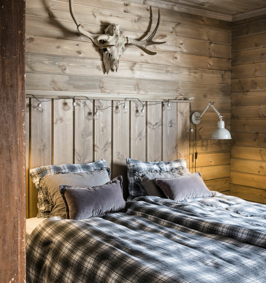 Kompromiss. Noen detaljer i interiøret må mannen få bestemme også, og gevirene er det Hans Olav som har valgt. Tonje liker hotellfølelsene flere store puter gir. Kompromiss. Noen detaljer i interiøret må mannen få bestemme også, og gevirene er det Hans Olav som har valgt. Tonje liker hotellfølelsene flere store puter gir.