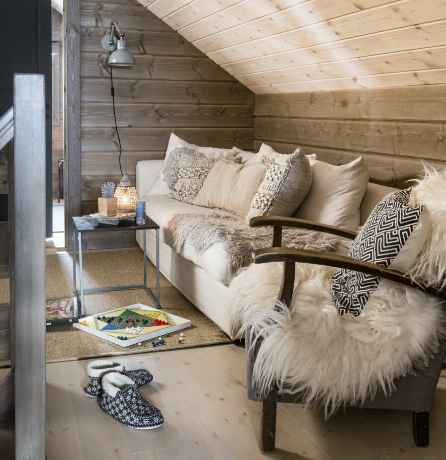 Lysere. I andre etasje ønsket Tonje en lysere beis, siden det ikke er så mange vinduer der. Her oppe er det to soverom med en loftstue imellom, og det er barna sitt område. Bordet og sofaen er bruktfunn. Lysere. I andre etasje ønsket Tonje en lysere beis, siden det ikke er så mange vinduer der. Her oppe er det to soverom med en loftstue imellom, og det er barna sitt område. Bordet og sofaen er bruktfunn.