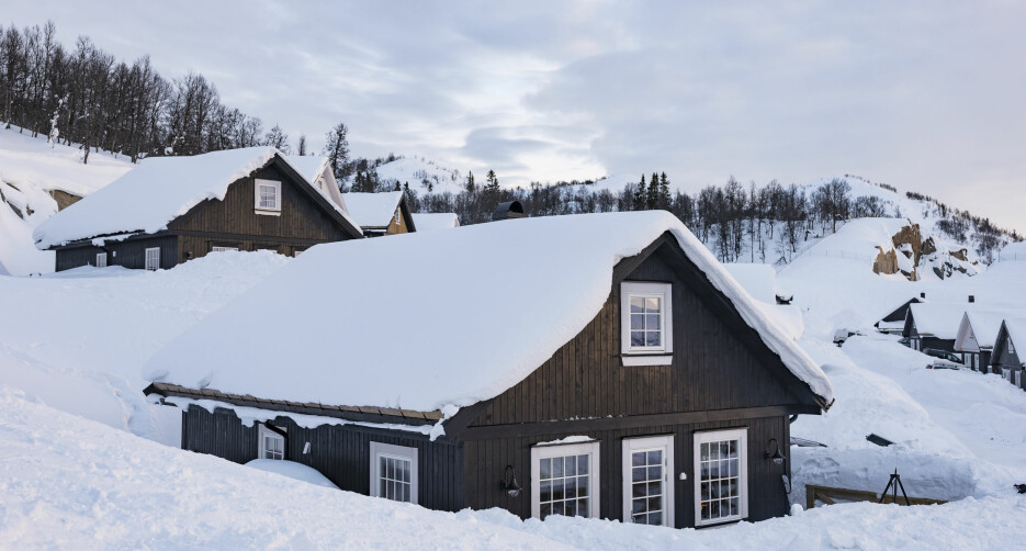 Snørikt. Det er store mengder snø på Rauland denne vinteren. Hytta ligger høyt i terrenget med en flott utsikt, men nå ser familien bare rett ut i snøen.