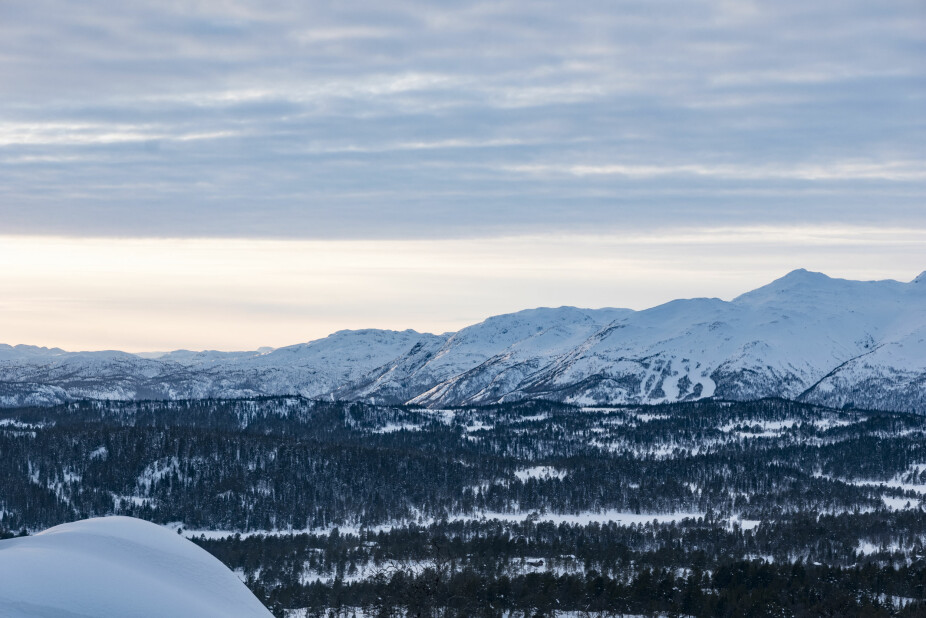 Vakkert landskap. Familien har flott utsikt mot fjellene fra hytta.