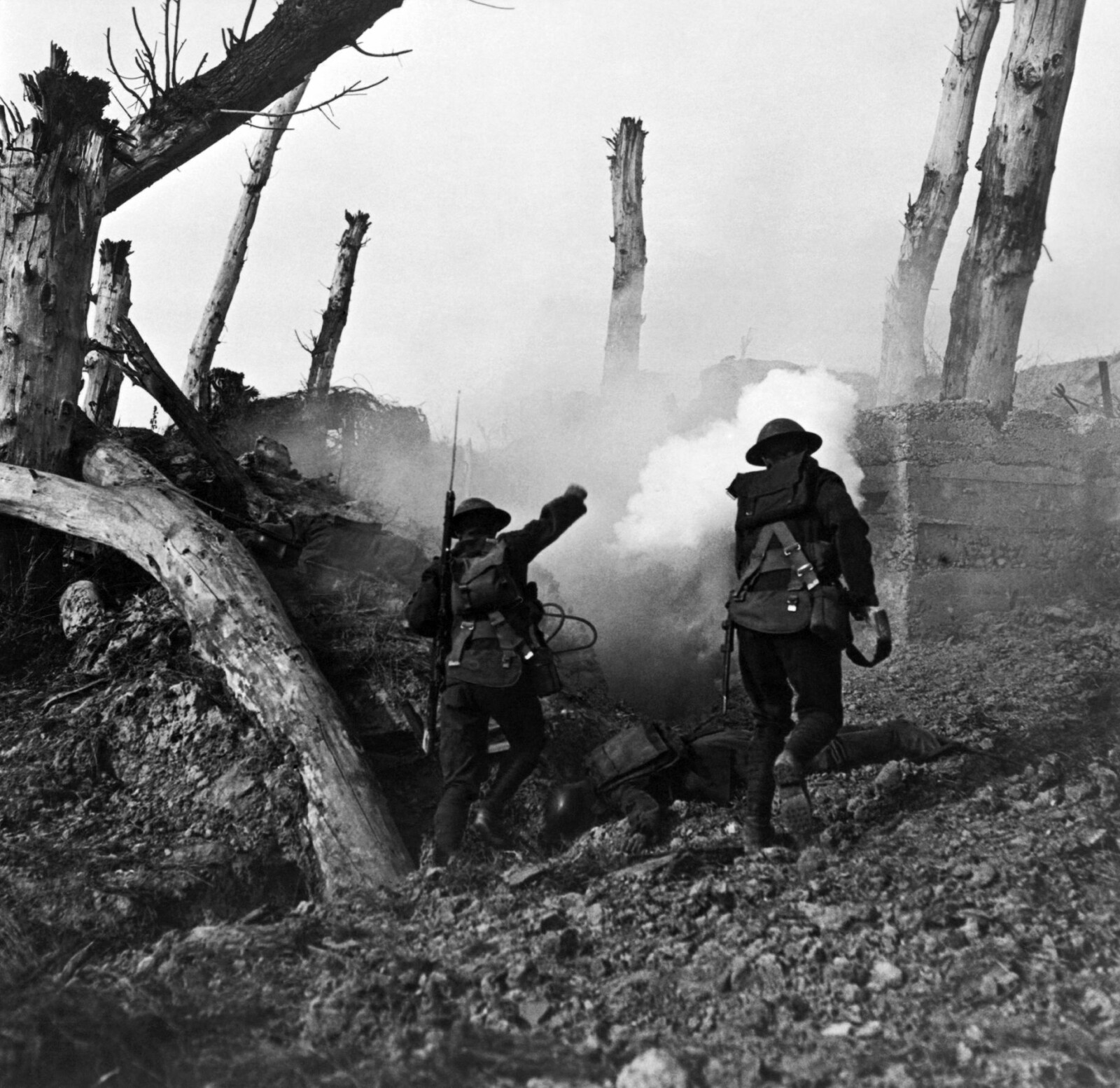 <b>NÆRKAMP: </b>Med bajonetten på rykker amerikanske infanterisoldater frem i det søndervridde franske landskapet høsten 1918.