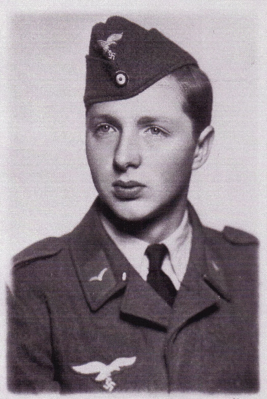Rolf Pedersen fra Bergen greide å bli pilot i det tyske Luftwaffe. Etterpå meldte han seg til tjeneste i Fremmedlegionen.