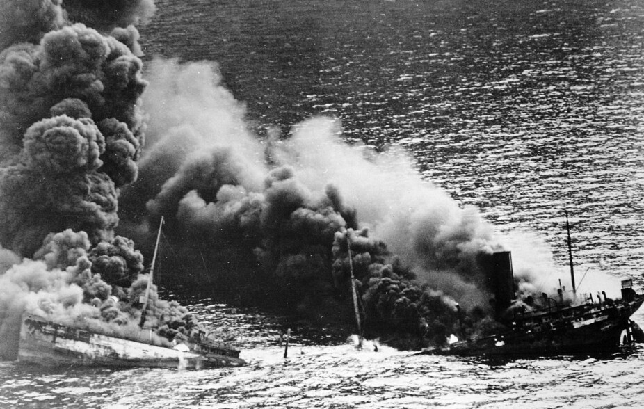 TORPEDERT: Slik så det ut umiddelbart etter at tyske torpedoer hadde truffet et alliert tankskip i konvoifart.