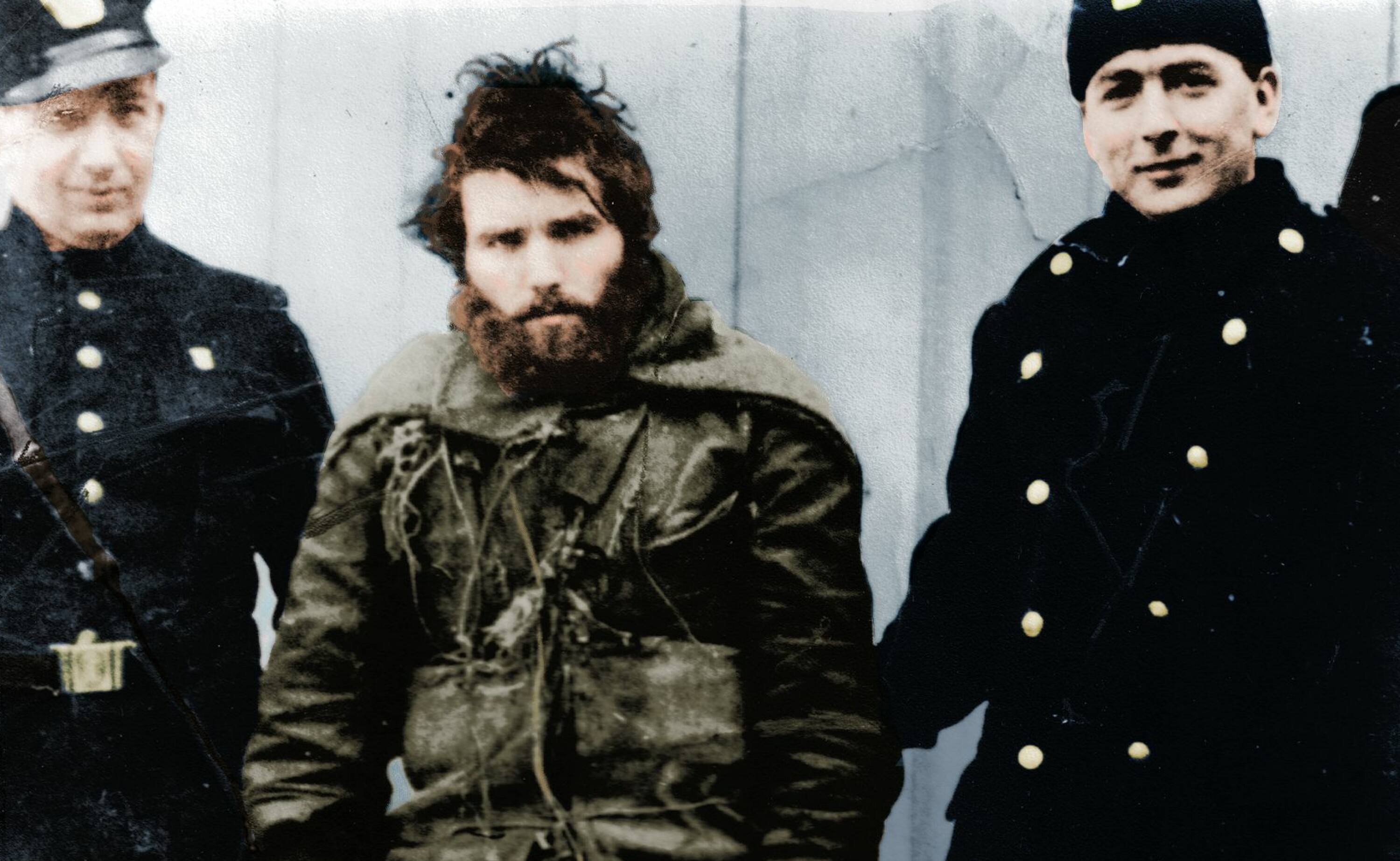 VISSTE IKKE AT KRIGEN VAR OVER: Her har Vasili Rambovski akkurat blitt oppdaget av en bonde, inne på fjøset sitt i Trøndelag, i 1947. Ukraineren hadde da gjemt seg for tyskerne i skogene i Trøndelag i tre år.