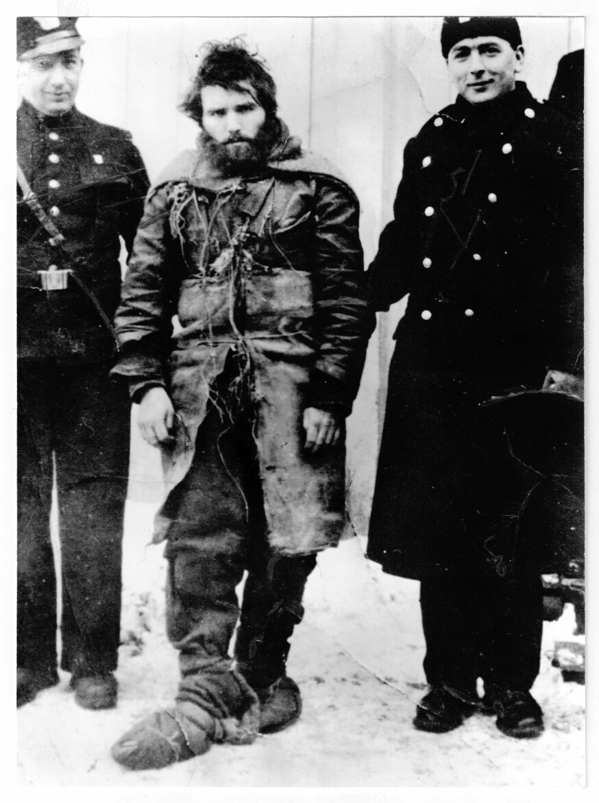 TRE ÅR I SKOGEN: Slik så Vasili ut da bonden oppdaget han i fjøset. Under klesfillene hadde han halm for å holde på varmen. På bena hadde han papirstrimler.