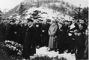 <b>BEGRAVELSE:</b> Kaptein Dau fotografert under begravelsen av de sju tyske matrosene som ble drept.
