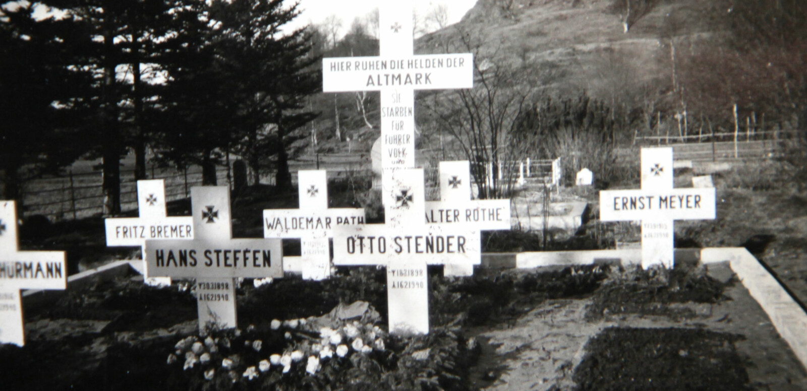 <b>SISTE HVILESTED: «</b>Her hviler heltene fra Altmark» står det på korset som ble satt opp midt mellom de sju gravene på den lokale kirkegården. Det står også at de døde for «fører, folk og fedreland».