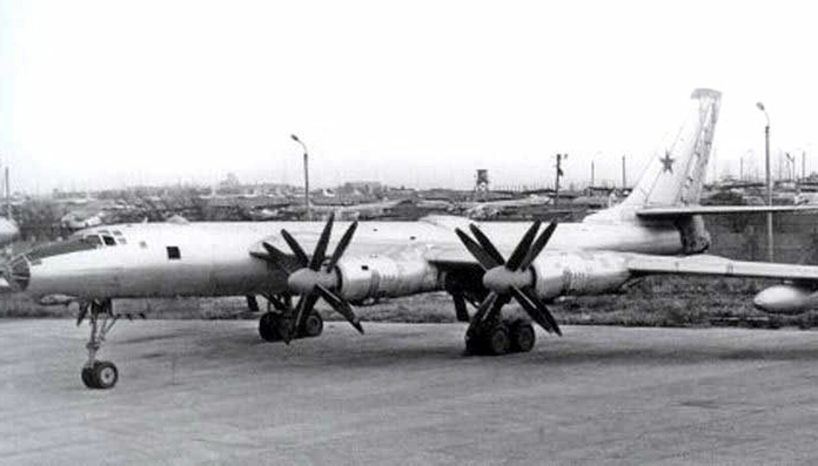 <b>RUSSISK:</b> Også dette russiske TU-95 bombeflyet fikk installert en atomreaktor i bomberommet. Besetningen døde som fluer av strålingen. Foto: Testpilot.ru