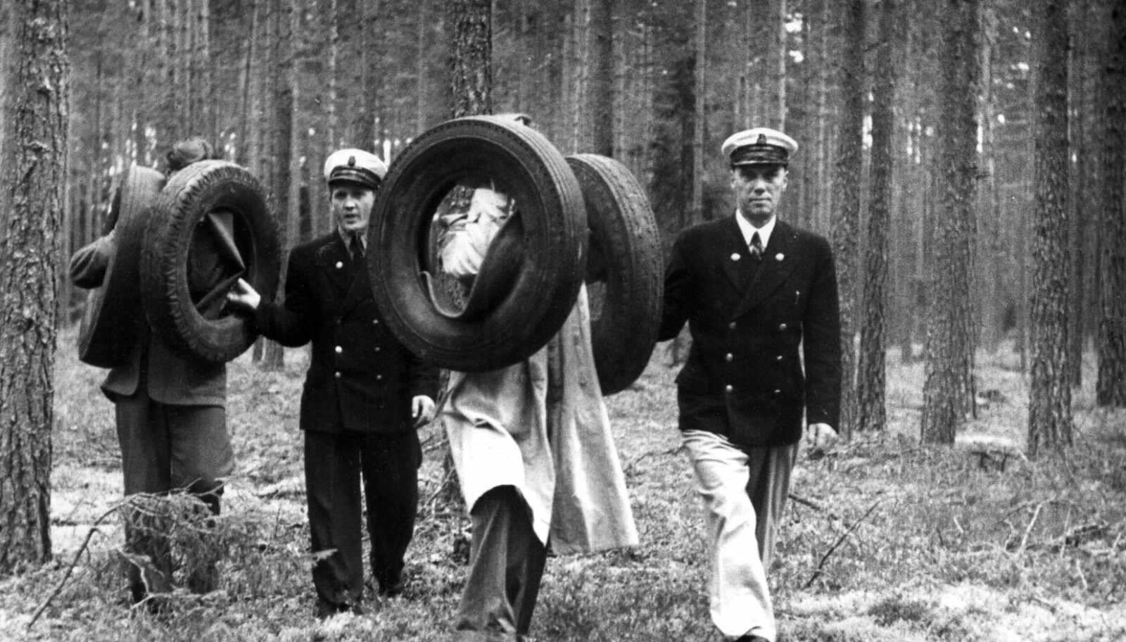 <b>DEKK-SMUGLING:</b> Bildekk var ettertraktet i Norge - og Sverige kunne tilby både billige og gode sådanne. Her er svenske smuglere  på vei inn i Norge i 1952 med bildekk tatt av tollerne ! (Foto: NTB Scanpix).