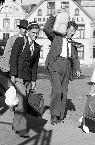 <b>SVINESUND 1952:</b> Ikke alle hadde bil. Her er nordmenn på vei over grensen med varer - vesentlig sukker. (Foto: NTB Scanpix).