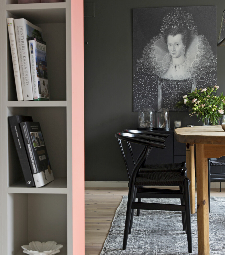 BOKHYLLE: Bokhyllen er bygget på begge sider av åpning inn til spisestuen.