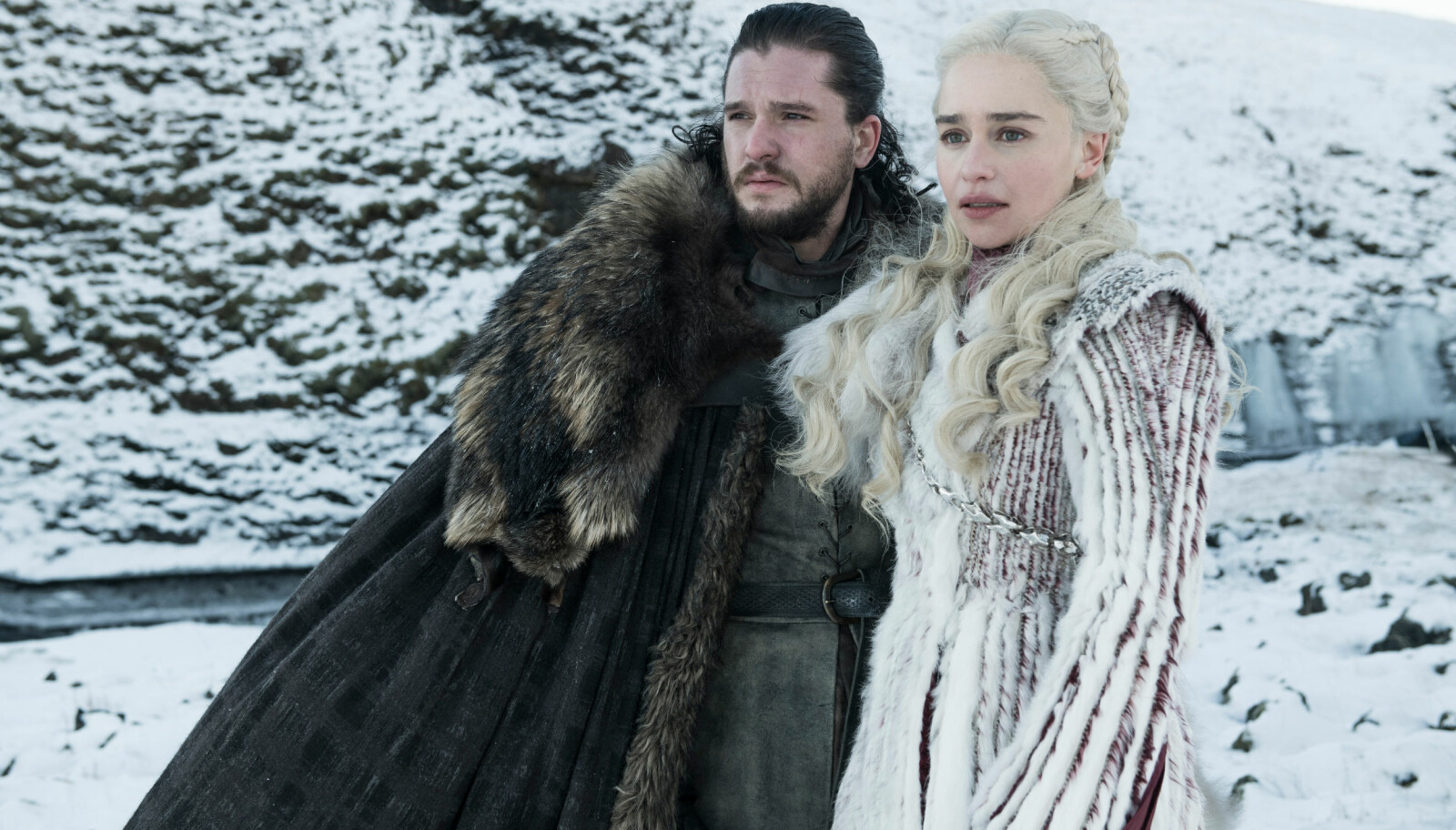 SNART TILBAKE PÅ SKJERMEN: Kit Harington i rollen som Jon Snow og Emilia Clarke som Daenerys Targaryen på et av de første bildene fra sesong åtte av «Game of Thrones».