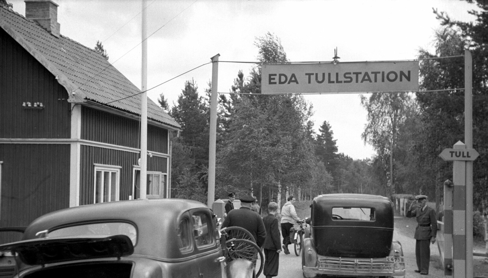<b>HISTORISK:</b> Grensebommene åpnes mot Sverige, men det var en omstendelig prosess å komme seg inn i nabolandet.