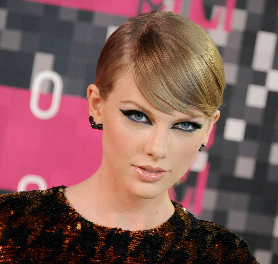 SIGNATURLOOK: Taylor Swift slik vi ofte ser henne - med tykk, svart eyeliner. Popdronningen forteller at hun tidvis brukte sprittusj når hun sminket seg.