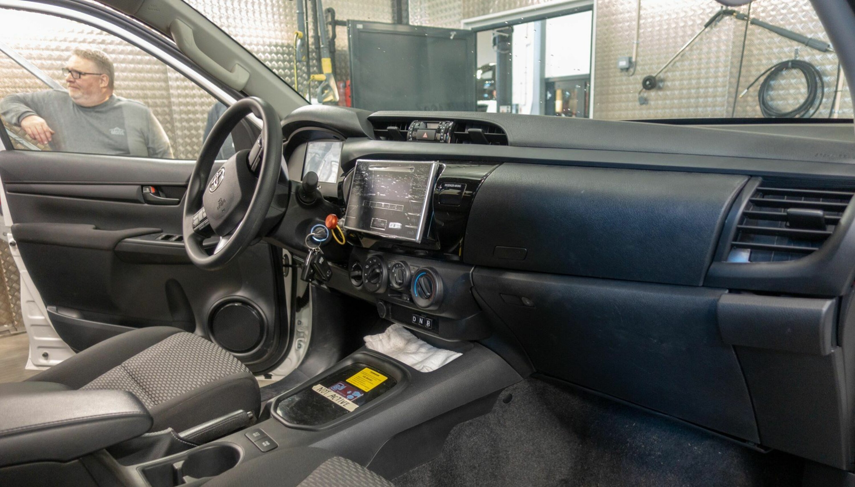 COCKPIT: Arctic Trucks feirer nye lokaler med elektrisk Hilux i samarbeid med nederlanskeTembo 4x4 e-LV. Arctic Trucks-bossen i Norge, Ørn Thomsen (i sidevinduet) tror det finnes et marked for en elektrisk pickup i anleggsbransjen.