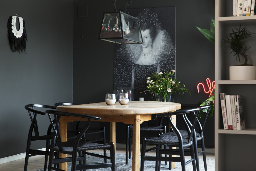 HYLLER: Hyller til bøker og andre kjære eiendeler rammer inn hele rommet som utgjør spisetuen.