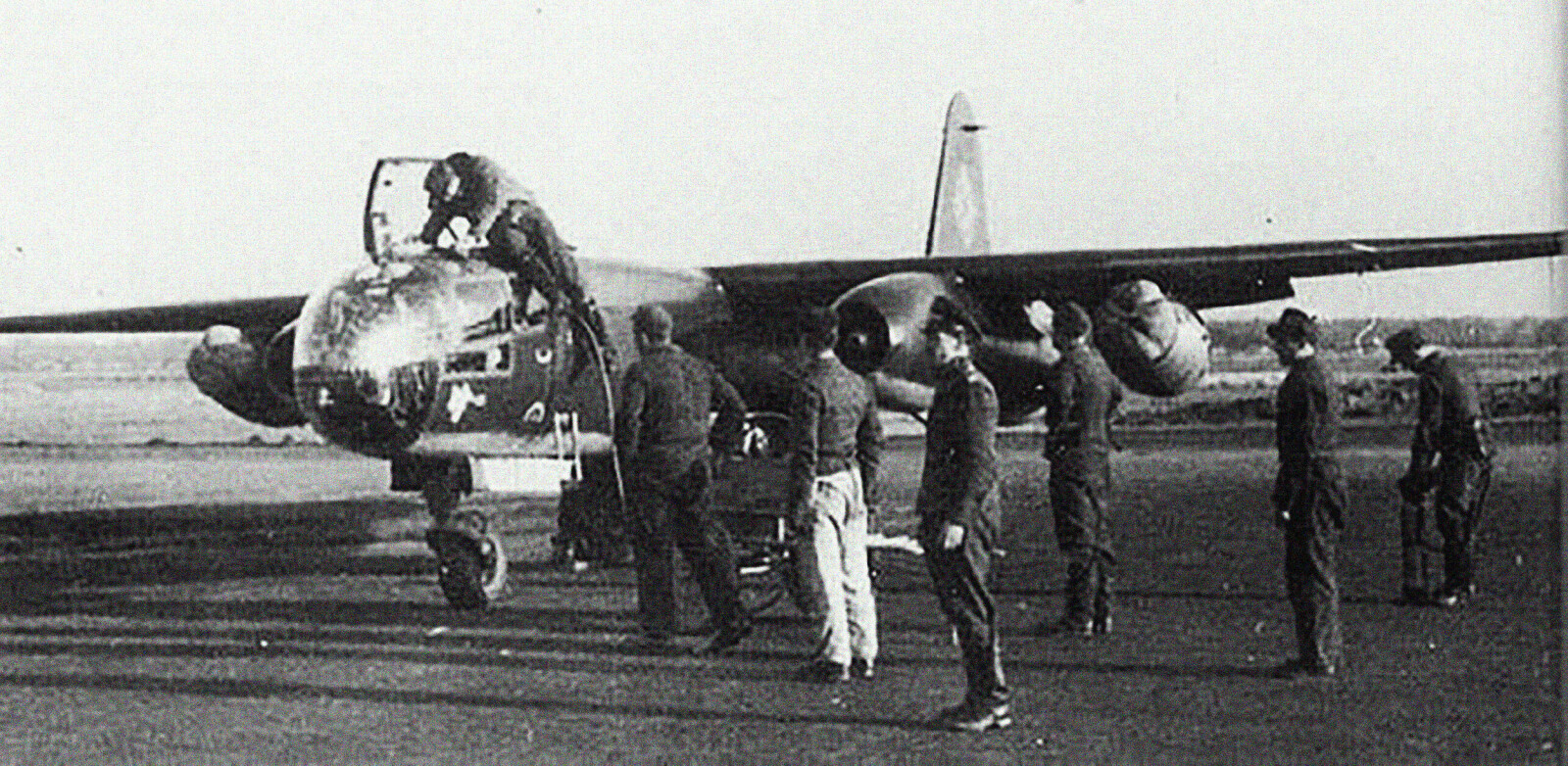 <b>TESTFLYGING:</b> ET av det første Arado 234 gjøres klar for tokt. 