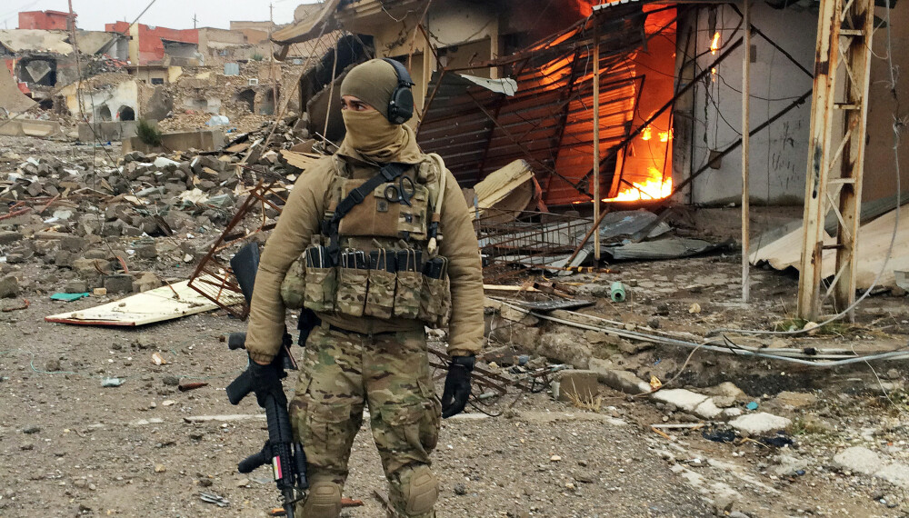 I KRIGSSONEN: Nordmannen i den ødelagte byen Sinjar etter at den ble frigjort fra IS, på jakt etter et skjult våpenlager.