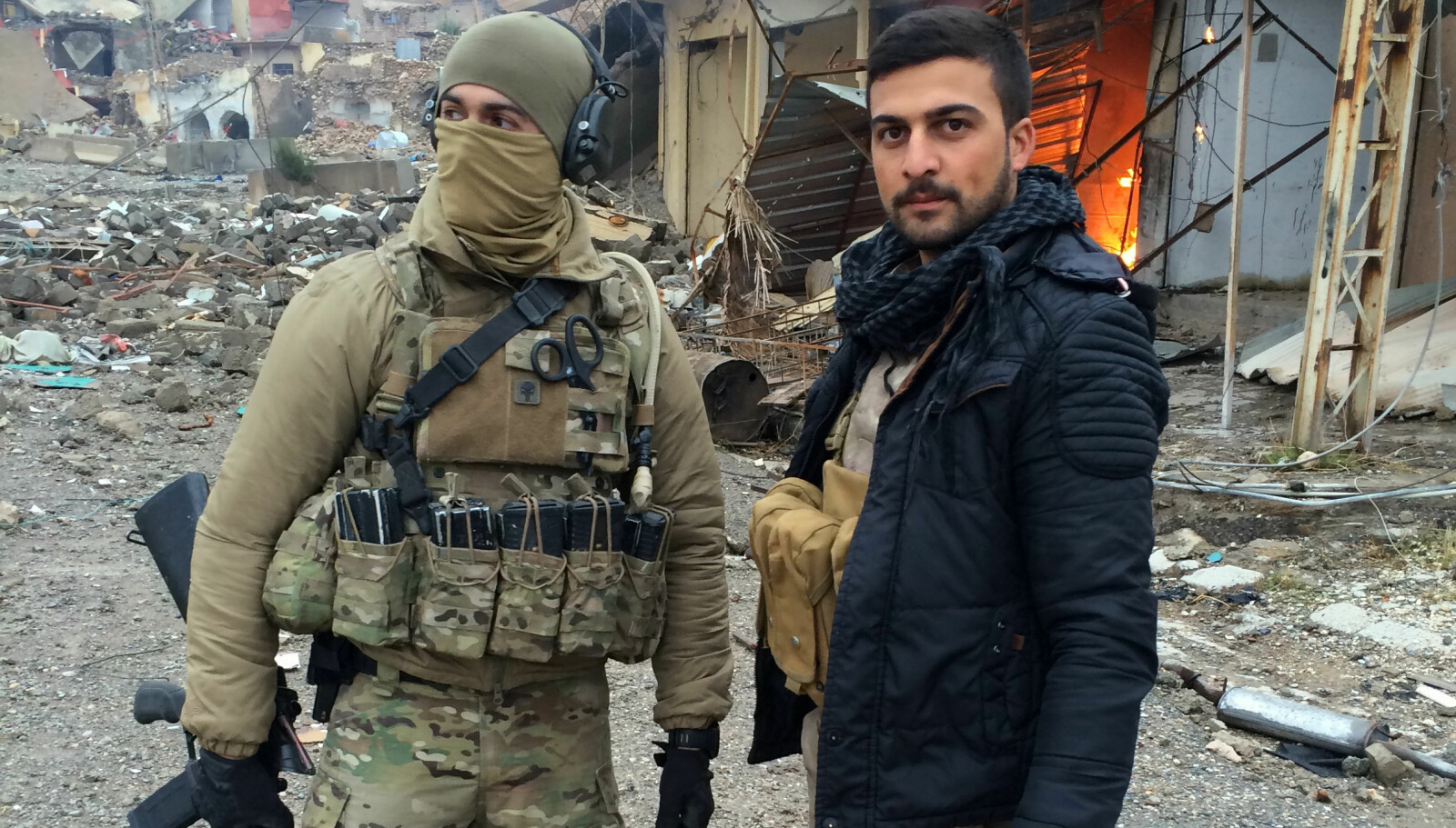 <b>I KRIGSSONEN:</b> Mike og en lokal soldat tilbake i byen Sinjar etter at den ble frigjort fra IS, denne gangen på jakt etter et skjult våpenlager.