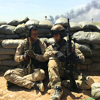<b>BROTHERS IN ARMS:</b> Mike og kompisen Hirani  under kampen om Tel Skuf, med IS-kontrollerte Batnaya i bakgrunnen.