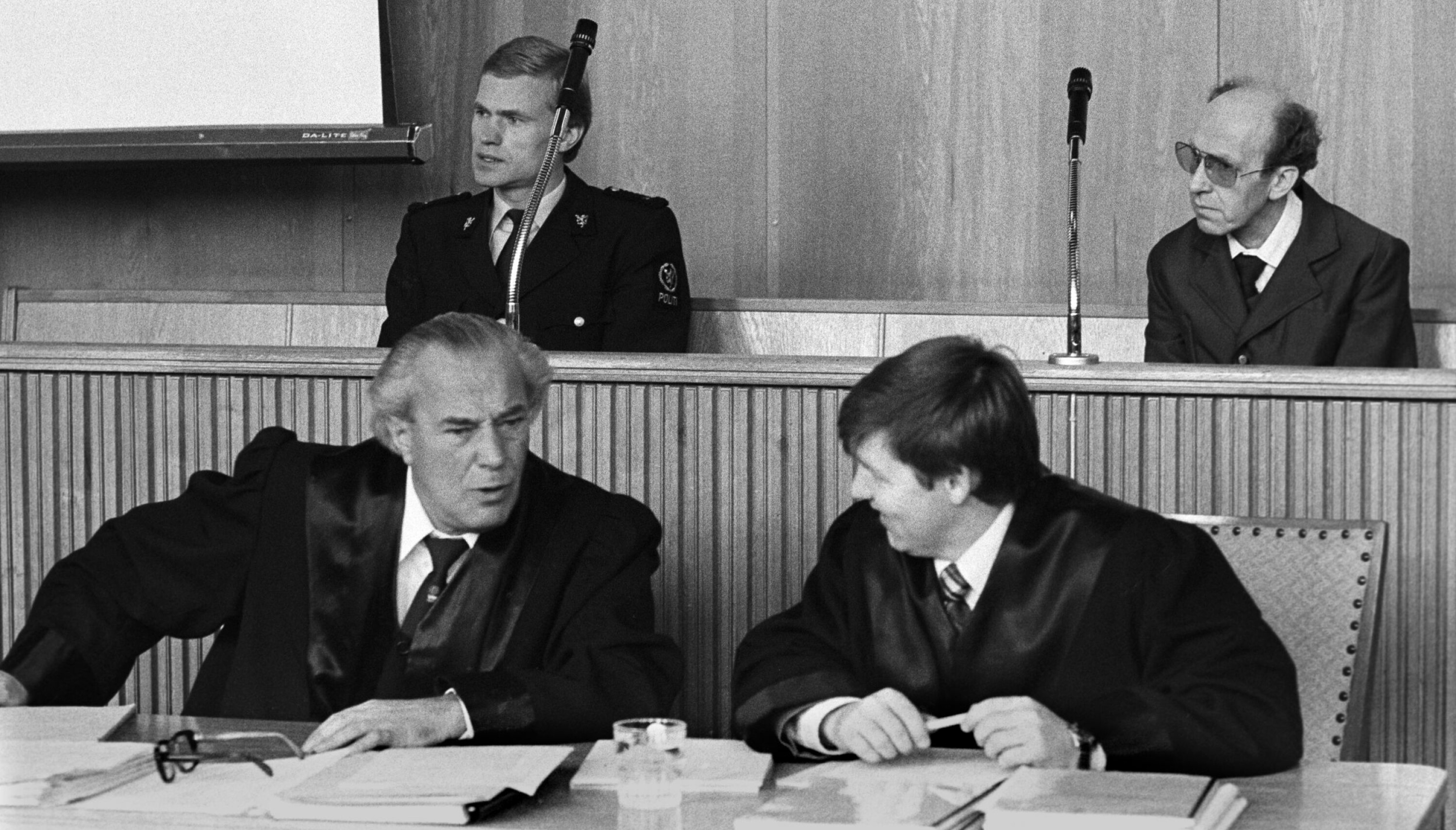 TRAKK TILSTÅELSEN: Arnfinn Nesset innrømmet i avhør at han hadde drept 27 eldre pasienter. Men da forsvarer Alf Nordhus og advokat Morten Gunnes kom inn i bildet, trakk Nesset tilståelsen.