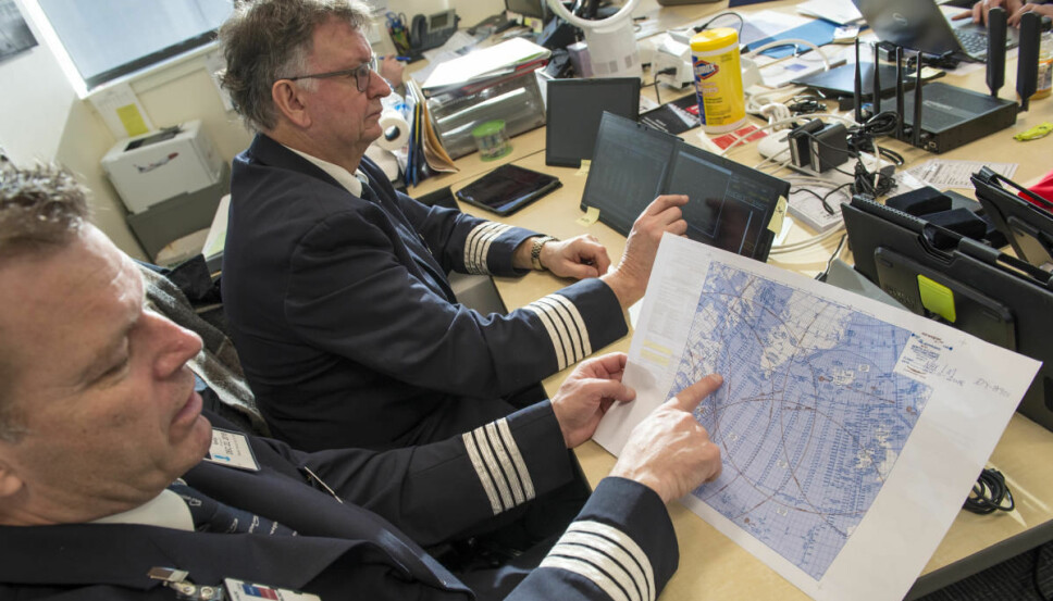 <b>PLANLEGGING:</b> Jan Tore Bjørge viser ruten som er planlagt med hensyn til beste medvind og kravet til å ha en alternativ landingsplass innenfor en times flytid.