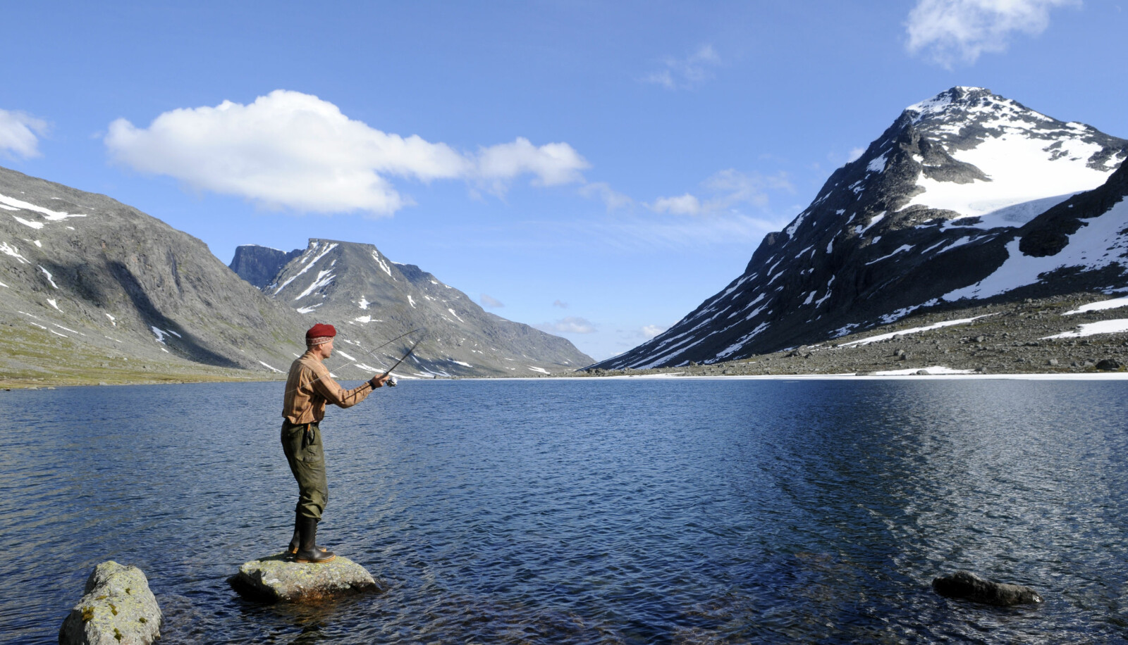 <b>FERIEFISKE:</b> For den som vil fiske ørret, er Norge et fantastisk ferieland! Den vakre naturen får du på kjøpet. Bildet er fra Jotunheimen.