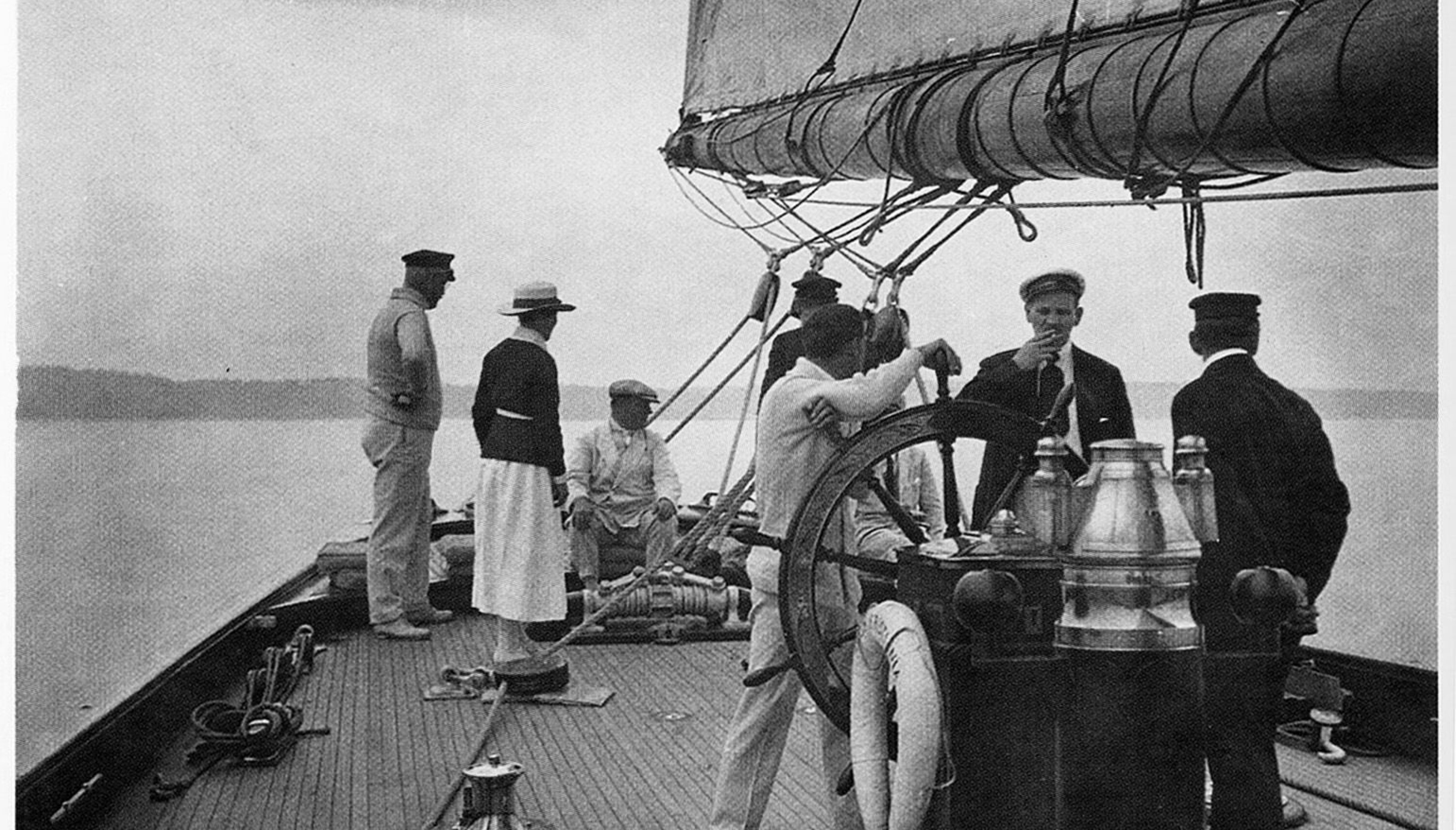 BÅTTUR: Christoffer Hannevig sittende bakerst på 'Exen'. Han var en omkranset og populær skikkelse, både i kraft av sine penger og sitt vesen.