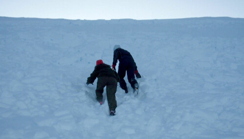 <b>SKREDOMRÅDET:</b> To da­ger et­ter skre­det, dro hele fa­mi­li­en opp til om­rå­det hvor Hanstad ble begravet av snømassene.