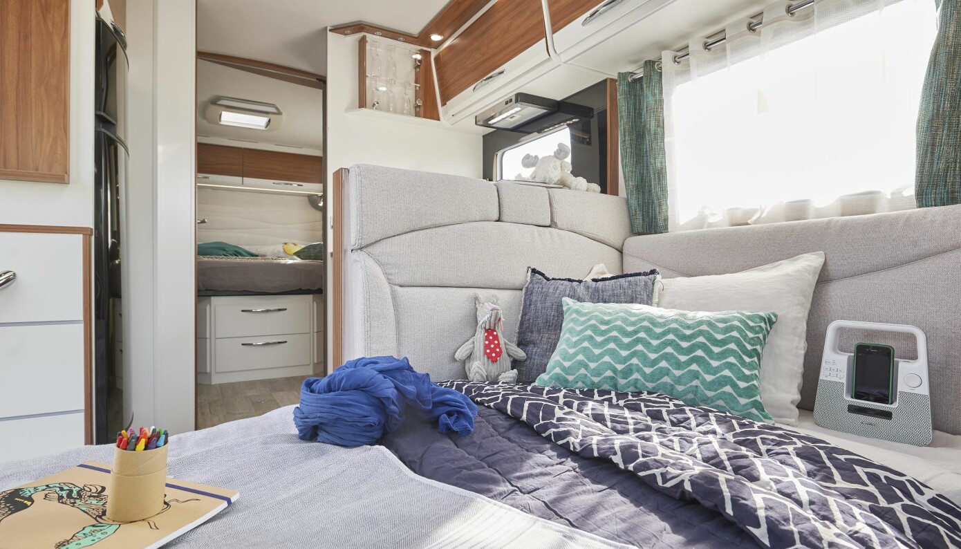 IKKE GODKJENT: Senger som ved hjelp av løse deler -plater og puter- er bygget ut fra sittegruppen skal ikke godkjennes som liggeplass.