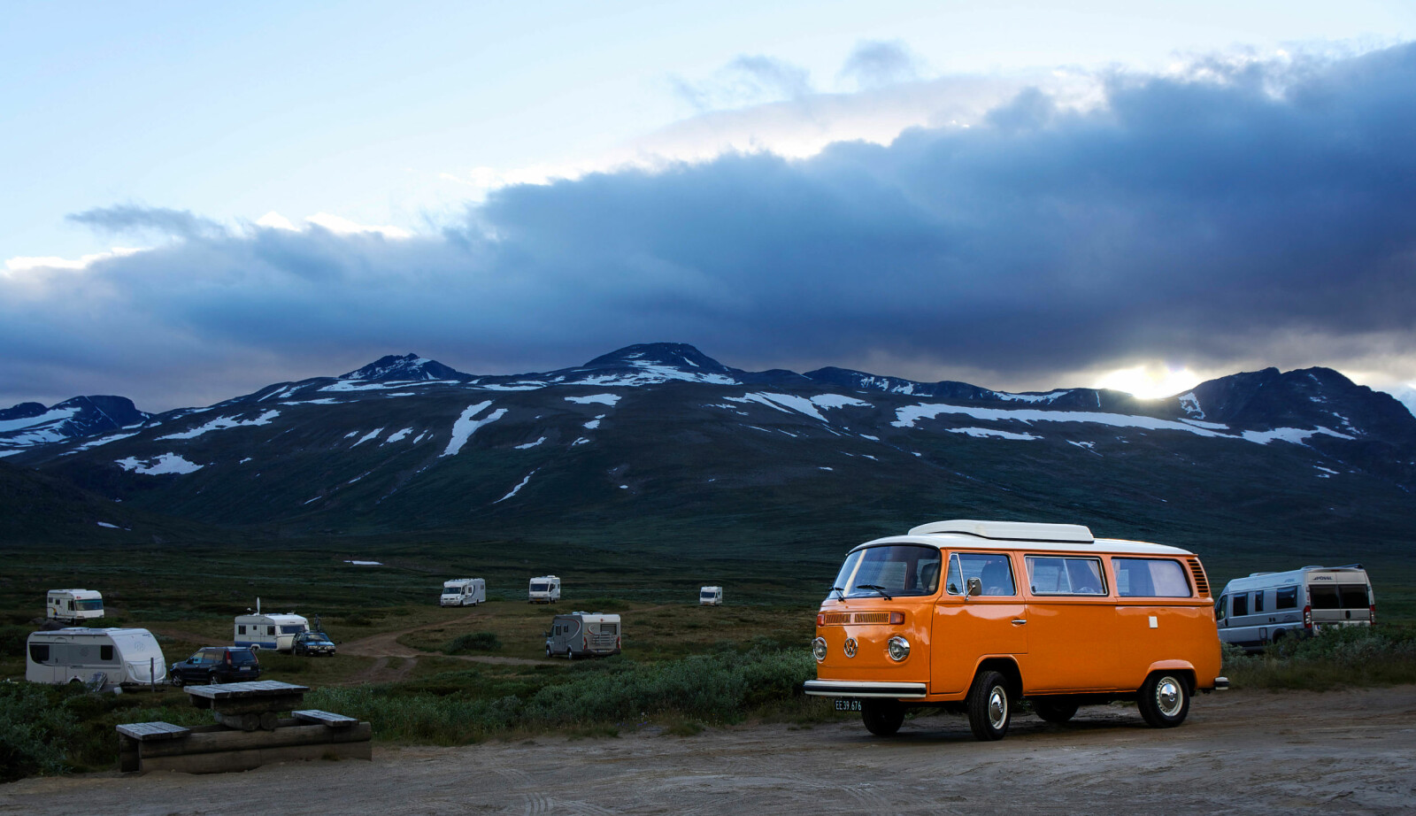 <b>KLASSIKER:</b> De små campingbilene selger fortsatt som hakka møkk i Europa, men ikke i Norge. De er for dyre, og kanskje også for små for oss nordmenn, som statistikken viser foretrekker både store personbiler og bobiler?