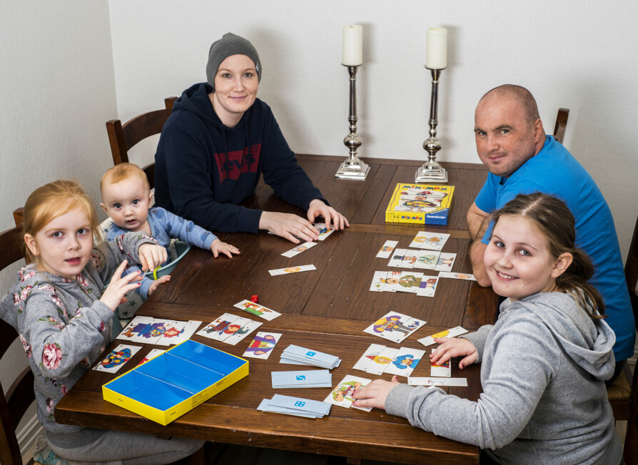 HVERDAGSGLEDER: Familien liker å tilbringe tid sammen og spiller gjerne Mix Max, som er jentenes favorittspill. Kasper er ivrig tilskuer.