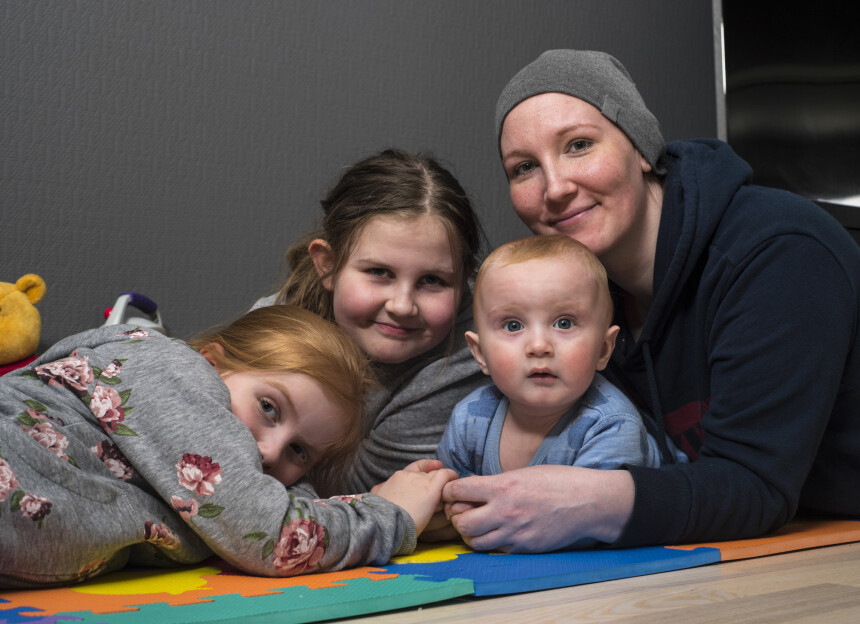 FORNØYD: Kasper vokser og utvikler seg normalt, og er en glad og fornøyd gutt. Storesøstrene Eline og Ella er aldri langt unna.