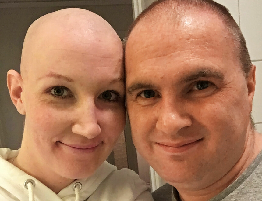 UTEN HÅR: Kristine grudde seg til å miste alt håret. Da det først skjedde, valgte hun å snu det til noe morsomt. Dette bildet la hun ut på Facebook og kommenterte at Raymond nå plutselig hadde mer hår enn henne!