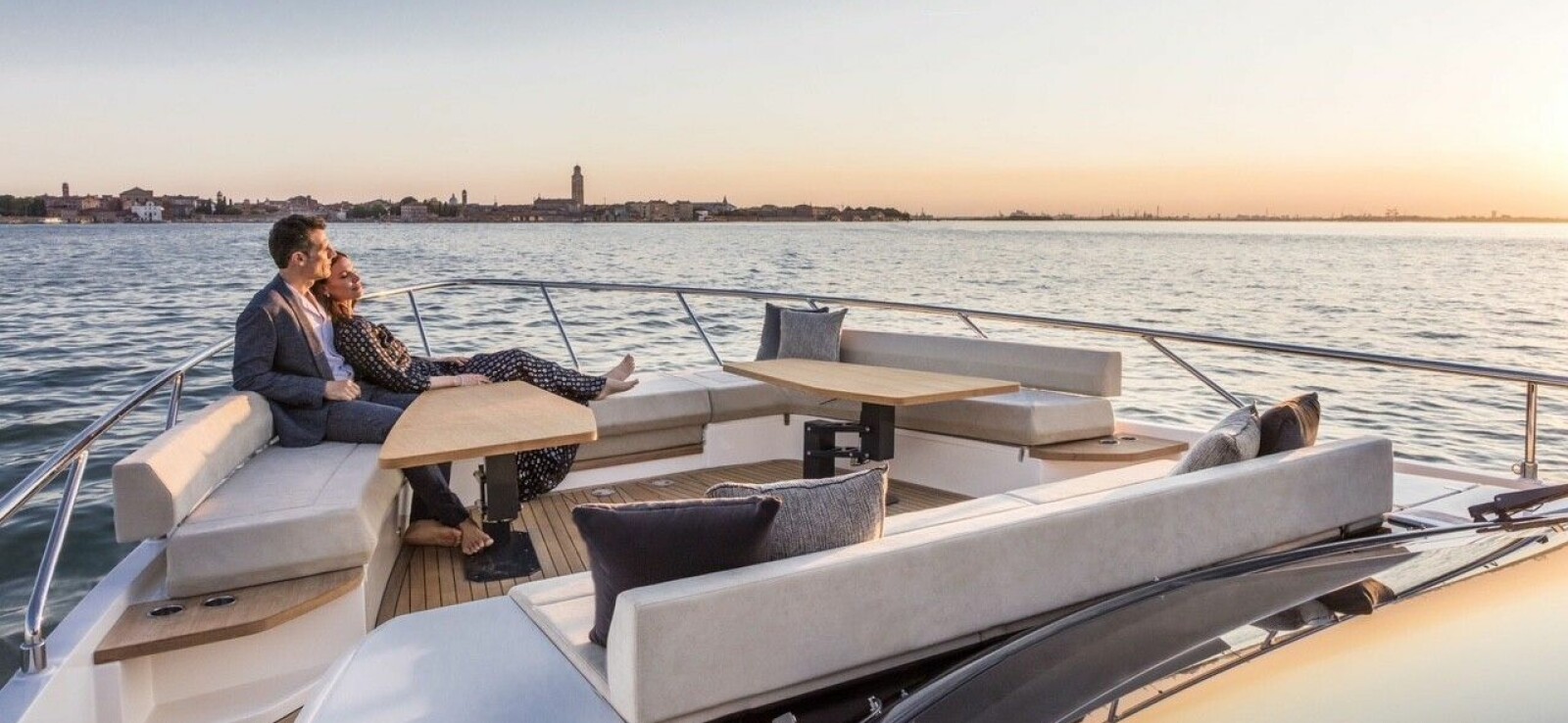 <b>DET GODE LIV:</b> Slik yacht-trenden forlanger er baugen i Ferretti 670 innredet i loungeaktig terrassestil.