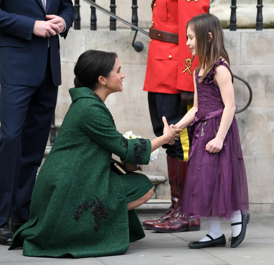 VARME MØTER: Meghan blåste i om kåpen hennes sveipet 
bakken. Hun viet all oppmerksomhet til barna hun møtte.