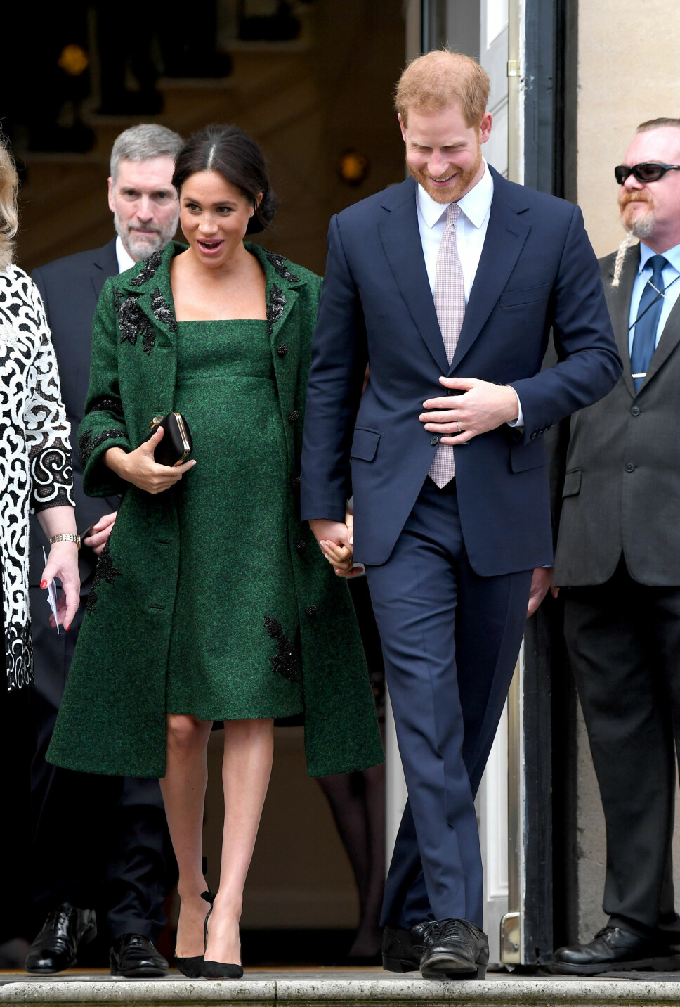 HÅND I HÅND: Prins Harry viste stor omsorg for sin høygravide kone under arrangementet i London.