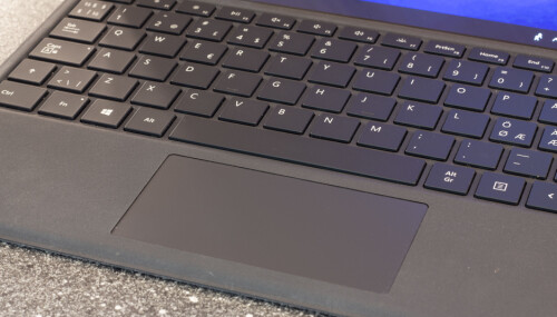 <b>GODT TASTATUR:</b> Type Cover har en god pekeplate og tastaturet er nesten like bra som på en vanlig bærbar PC.