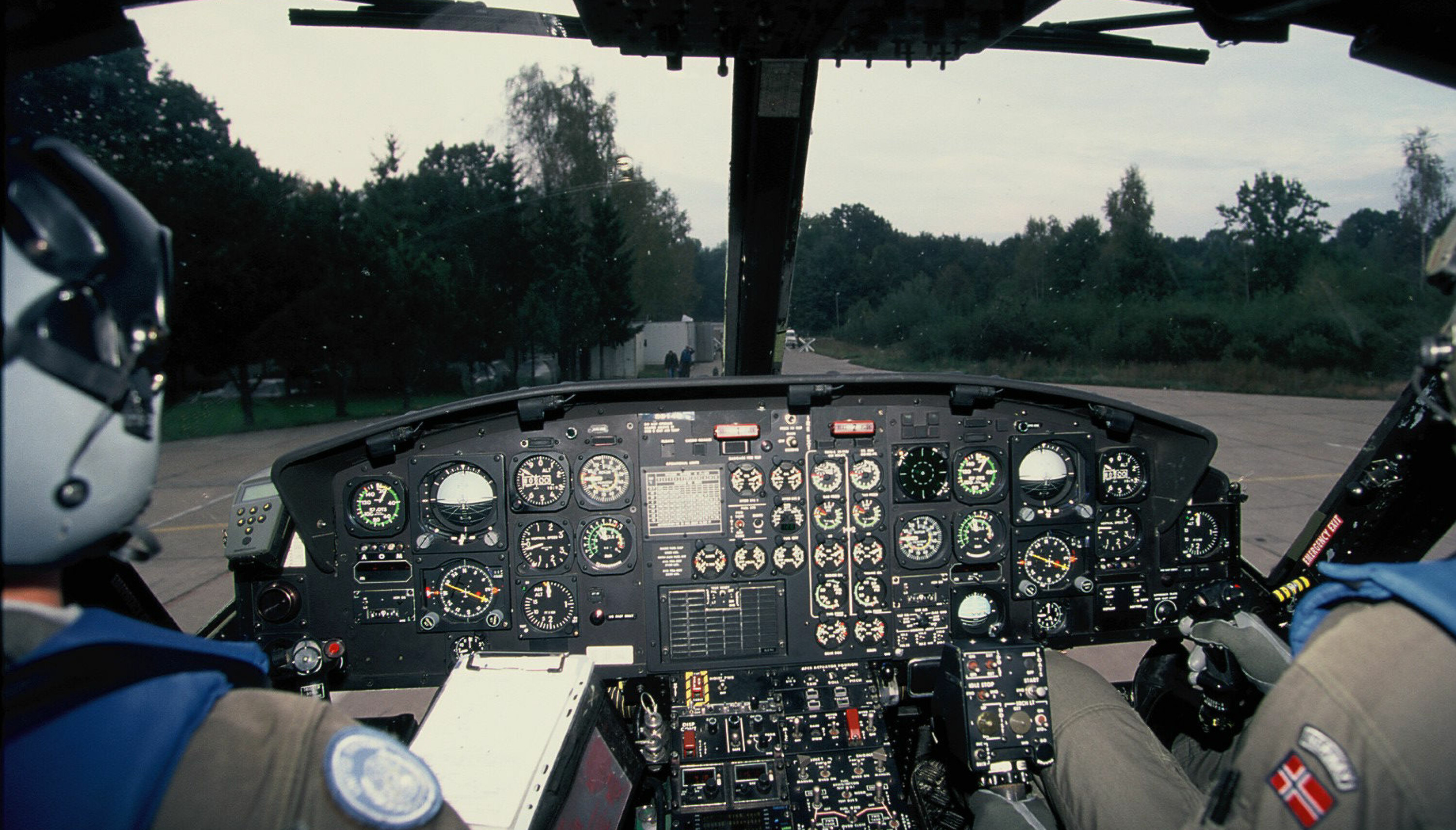 BESKYTTET COCKPIT: De norske Bell-maskinen hadde pansrede seter og kevlar-matter i gulvet. Helikoptrene ble beskutt fra bakken en rekke ganger.