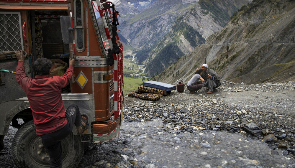 FANTASTISK NATUR. Den beste måten å entre Kashmir på er å komme fra øst, Ladakh, med buss eller bil. Da må Zoji La krysses og her er naturen og ikke minst veien, virkelig vill og vakker. Her en lastebil med motorstopp like under fjellpasset.