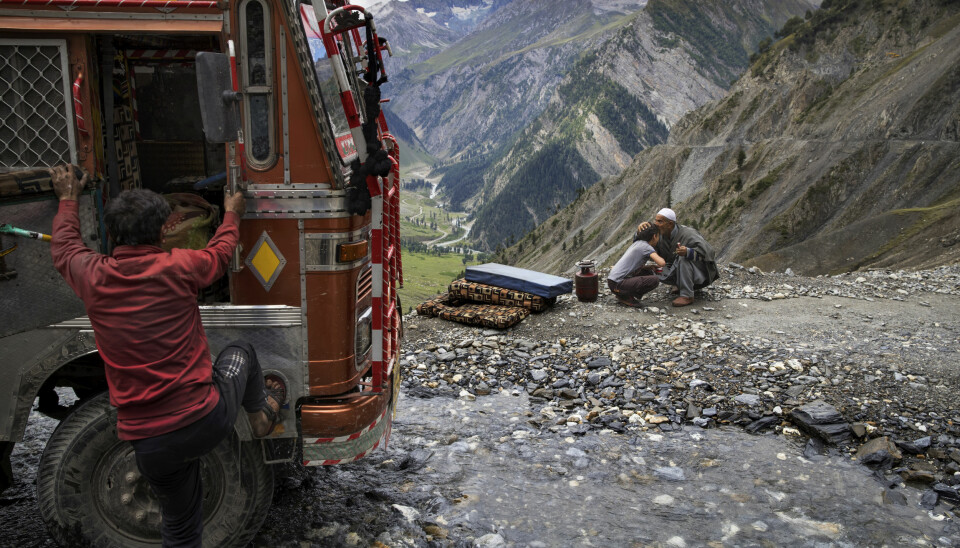 FANTASTISK NATUR. Den beste måten å entre Kashmir på er å komme fra øst, Ladakh, med buss eller bil. Da må Zoji La krysses og her er naturen og ikke minst veien, virkelig vill og vakker. Her en lastebil med motorstopp like under fjellpasset.
